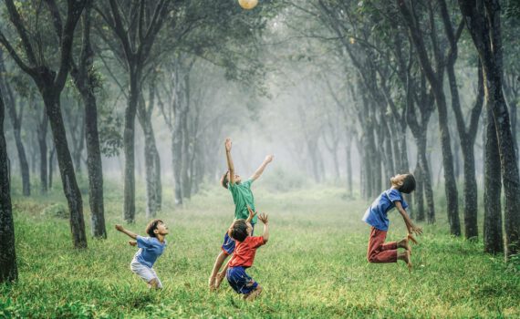 spelende kinderen en beïnvloeding